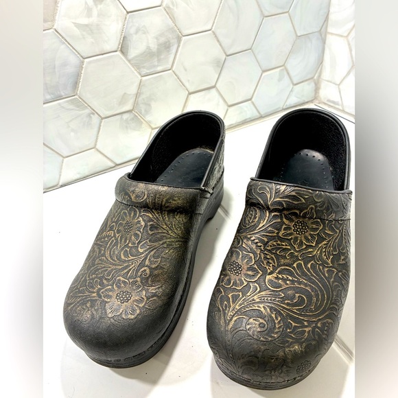 Dansko Professional Womans Gold Tooled Black Clogs Sz 42 Floral Nurse Restaurant - Picture 1 of 11